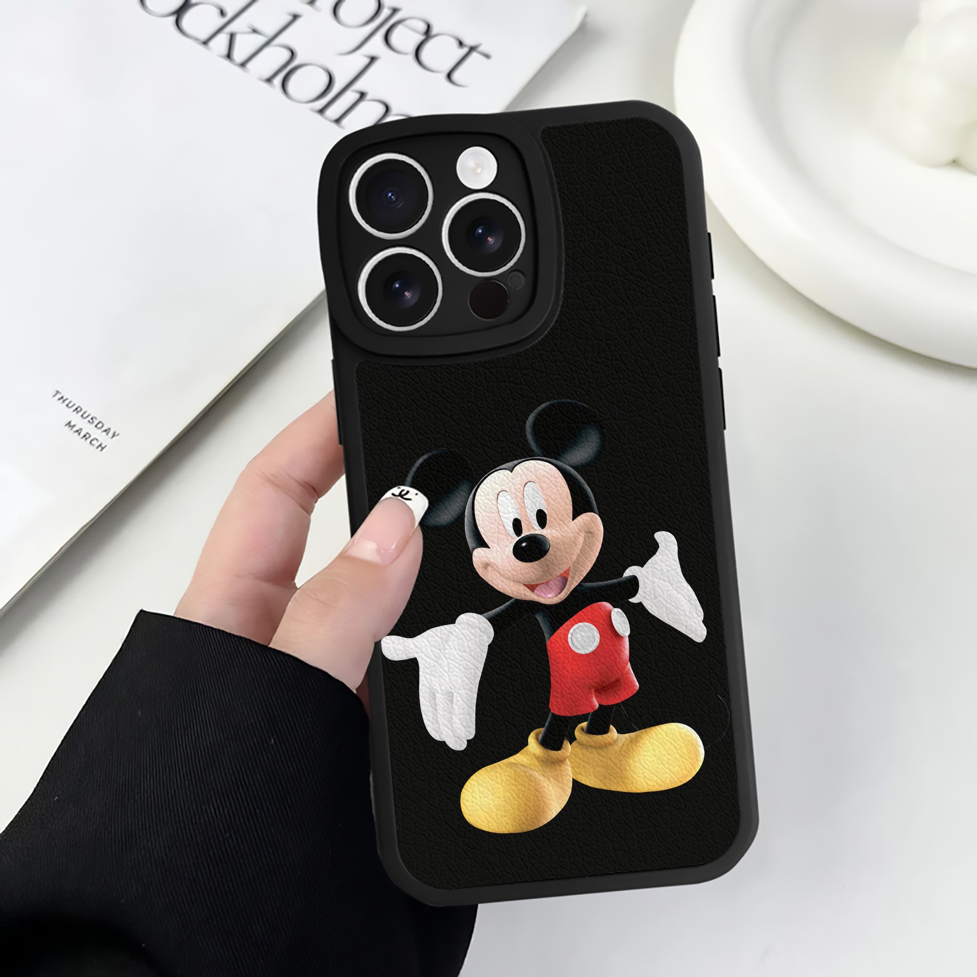 （画像用） ミッキーマウス Mickey Mouse 【iPhone 16シリーズ対応】シリコンスマホケース（レザー調） 材質：シリコン